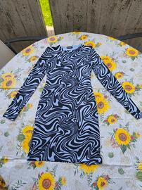 Vestito  aderente stampa astratta lilla e nero 