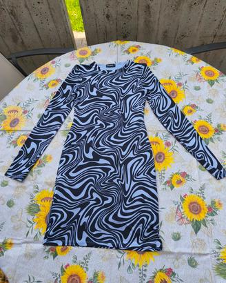 Vestito  aderente stampa astratta lilla e nero 