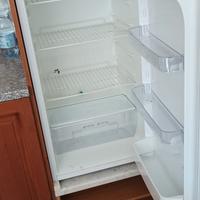 divano due posti e frigorifero 
