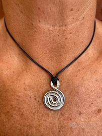 Collana con ciondolo in alluminio