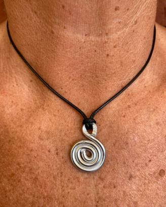 Collana con ciondolo in alluminio
