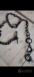 Strumenti e catene vintage in metallo