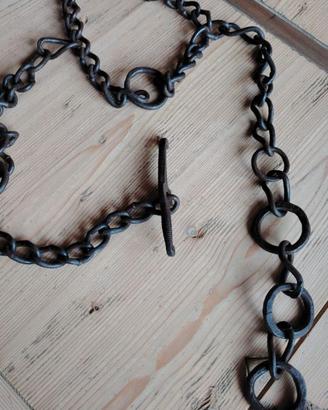 Strumenti e catene vintage in metallo