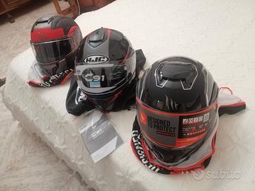 Caschi modulari tag M; nuovi, intonsi; mai usati. 