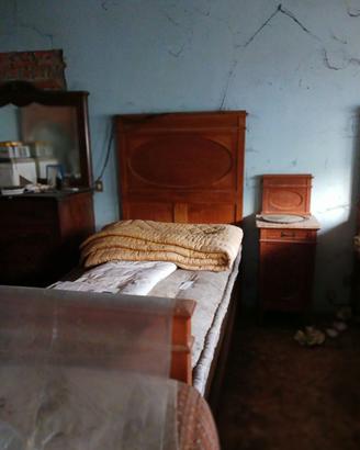 Letti, comodini e armadio in  arte povera