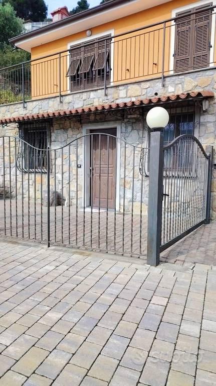 Villa di 195 m² con più di 5 locali e box auto dop - Altro