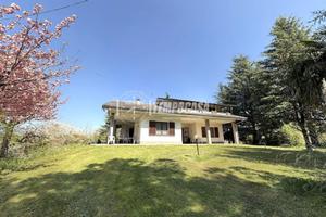 VILLA LIBERA SU 4 LATI IMMERSA IN 2000MQ DI VERDE