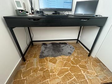 Scrivanie IKEA Alex una nera e una bianca