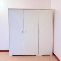 Armadio bianco a tre ante capiente con cassetti