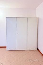 Armadio bianco a tre ante capiente con cassetti