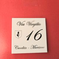incisione su mattonella numero civico 