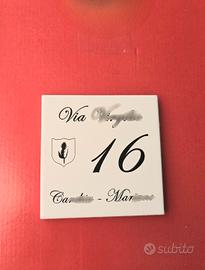 incisione su mattonella numero civico 