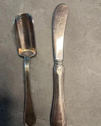 Cucchiaino e coltello piccoli bagnati argento