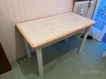 Tavola da cucina stile marmo e legno chiaro