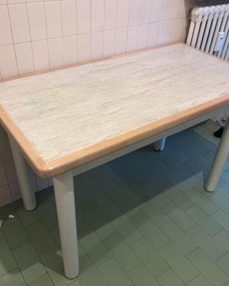 Tavola da cucina stile marmo e legno chiaro