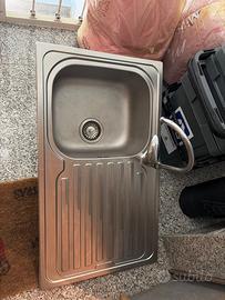 Lavandino in acciaio inox più miscelatore