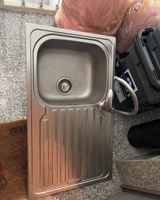 Lavandino in acciaio inox più miscelatore