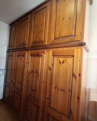 Armadio grande in legno color noce