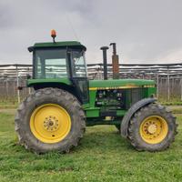 Trattore John Deere 4050 pronto al lavoro