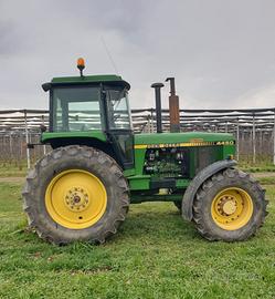 Trattore John Deere 4050 pronto al lavoro