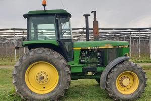 Trattore John Deere 4050 pronto al lavoro