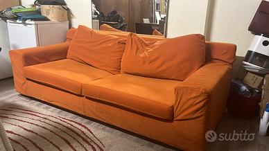 divano letto arancione