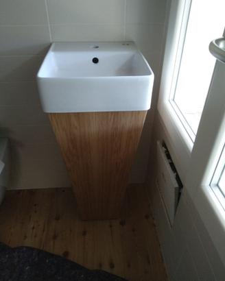 piccolo bagno in rovere con struttura incinata