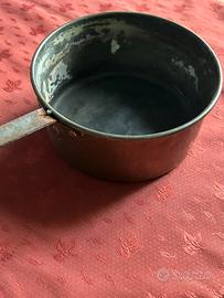 Antica pentola in rame