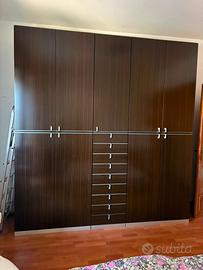 Armadio marrone in legno