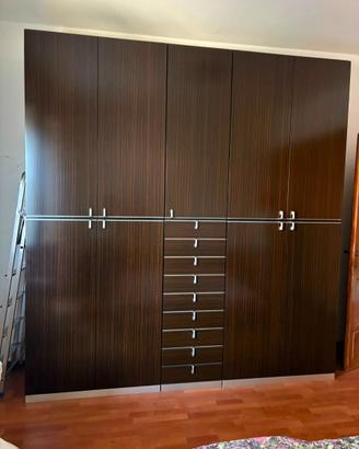 Armadio marrone in legno