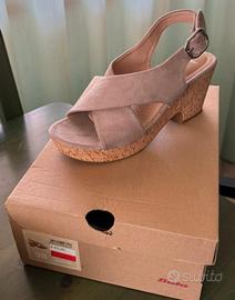 Sandalo bata due colori diversi