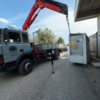 Iveco 145-17 con gru