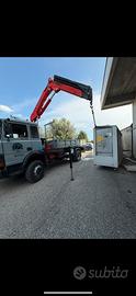 Iveco 145-17 con gru