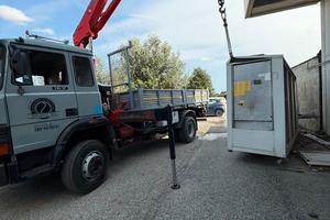 Iveco 145-17 con gru