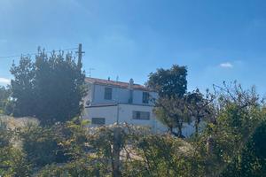 Casa ristrutturata con corte e box rif.0911