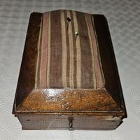 Porta spilli e fili da cucito dell’800