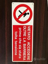 Cartello vintage Vietato accedere prima di