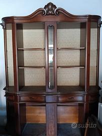 Mobile in legno con vetrine