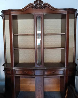 Mobile in legno con vetrine