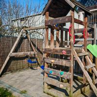 Gioco da giardino in legno scivolo e altalene