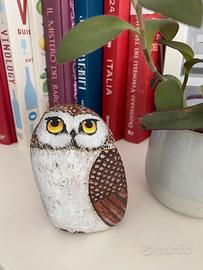 Sasso dipinto a mano: gufo