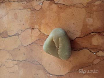 Pietra verde oliva naturale worry stone Puglia 
