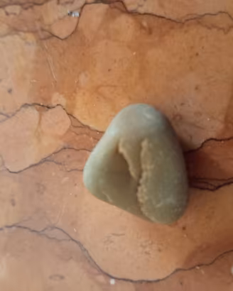 Pietra verde oliva naturale worry stone Puglia 