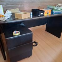 scrivania da ufficio e cassettiera