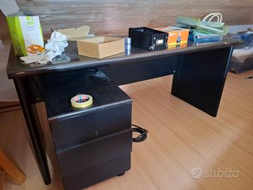 scrivania da ufficio e cassettiera