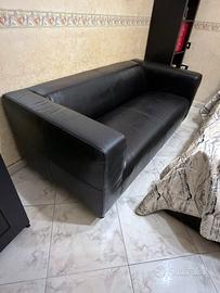 Divano in vera pelle nera, elegante e robusto
