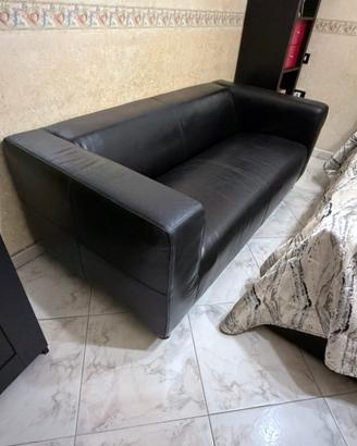 Divano in vera pelle nera, elegante e robusto