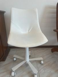 Sedia girevole da scrivania bianca con ruote