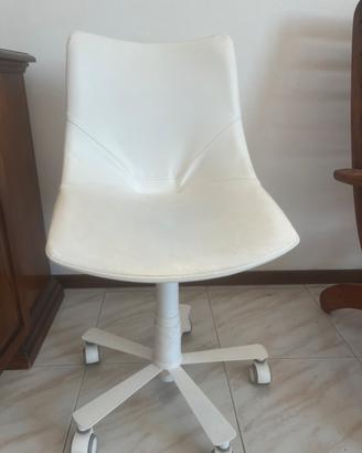 Sedia girevole da scrivania bianca con ruote