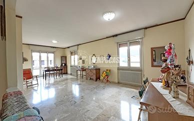 QUATTRO LOCALI IN CENTRO CON BOX